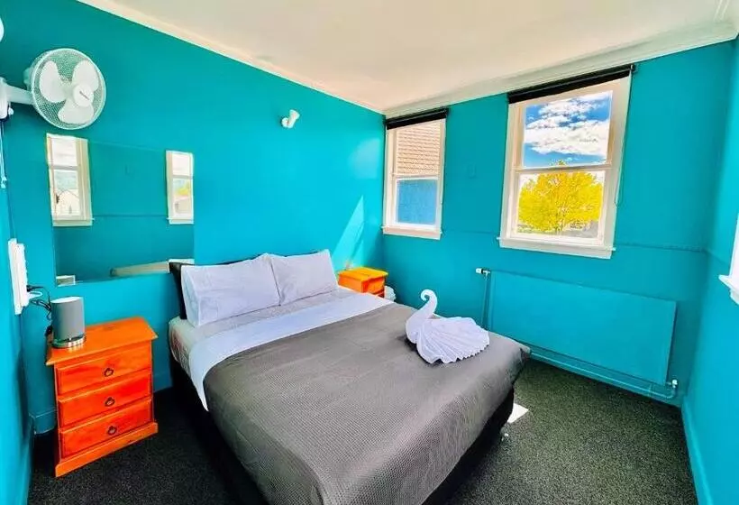 هتل Crashpalace Backpackers