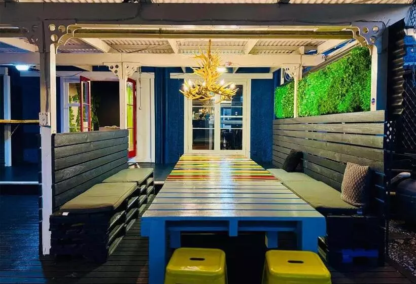 هتل Crashpalace Backpackers