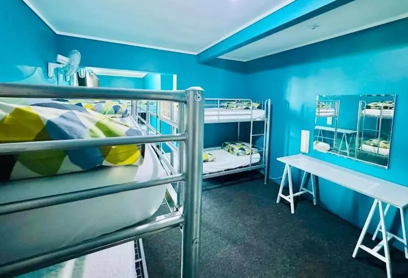 هتل Crashpalace Backpackers