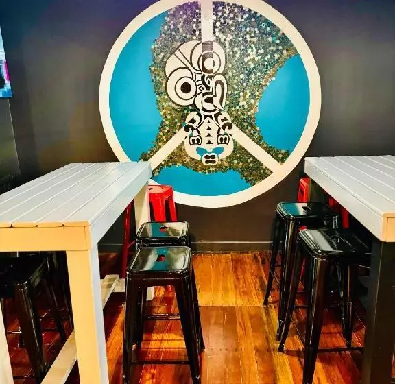 هتل Crashpalace Backpackers