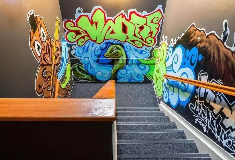 هتل Crashpalace Backpackers