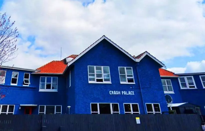 هتل Crashpalace Backpackers