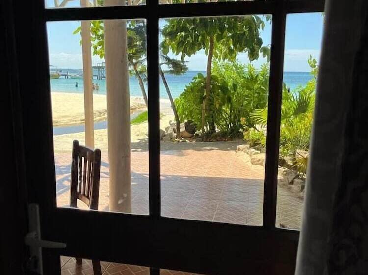 هتل Fosters West Bay Resort