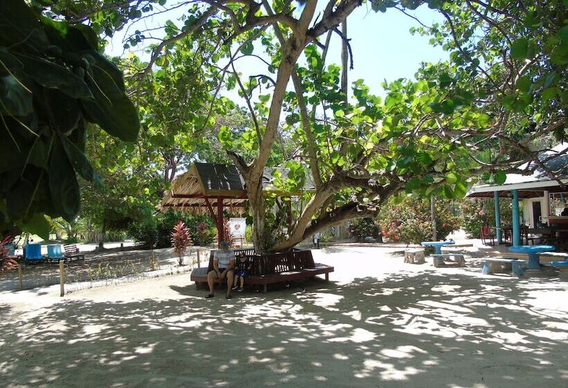 هتل Fosters West Bay Resort