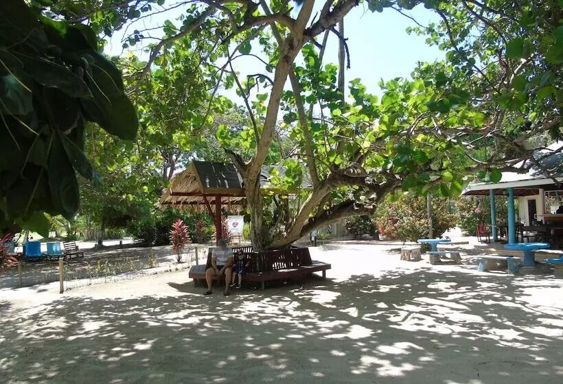 هتل Fosters West Bay Resort