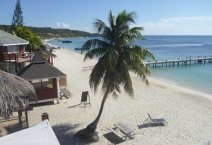 هتل Fosters West Bay Resort