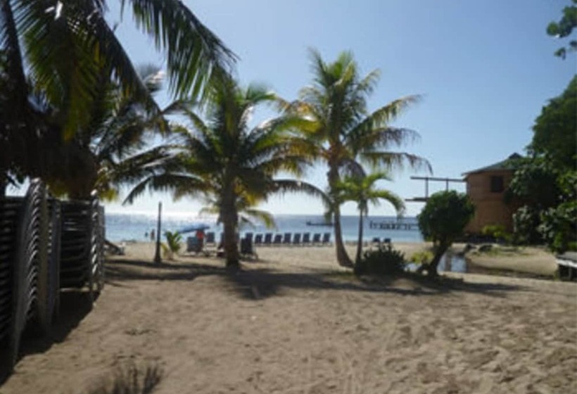 هتل Fosters West Bay Resort