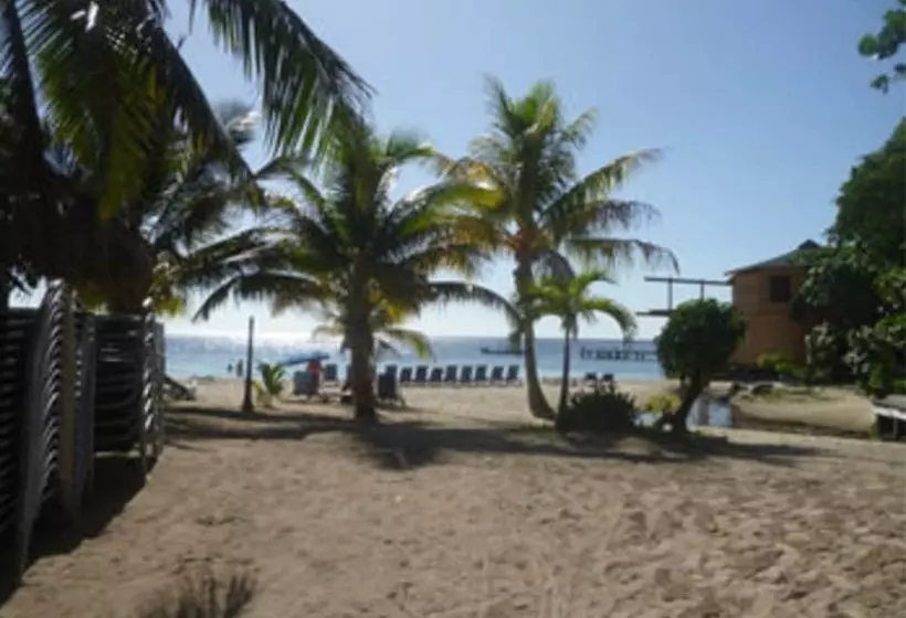 هتل Fosters West Bay Resort