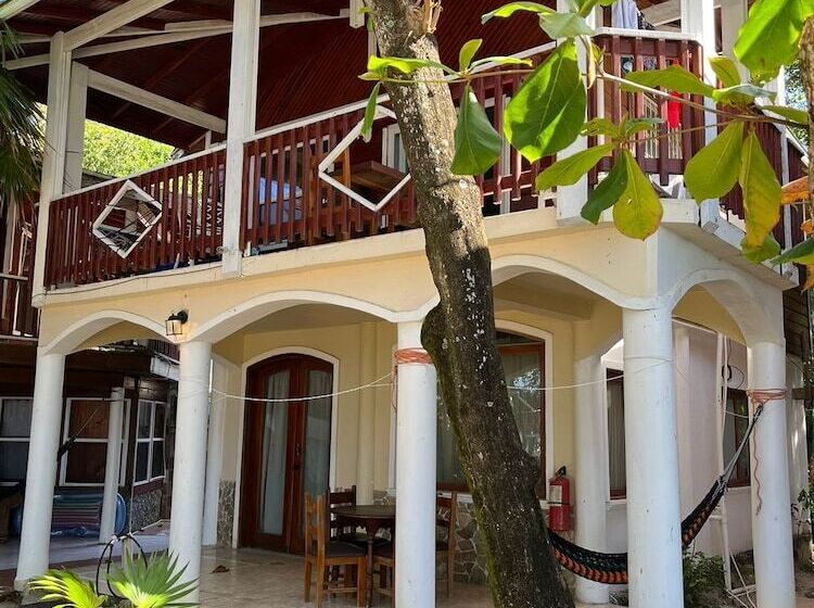 هتل Fosters West Bay Resort