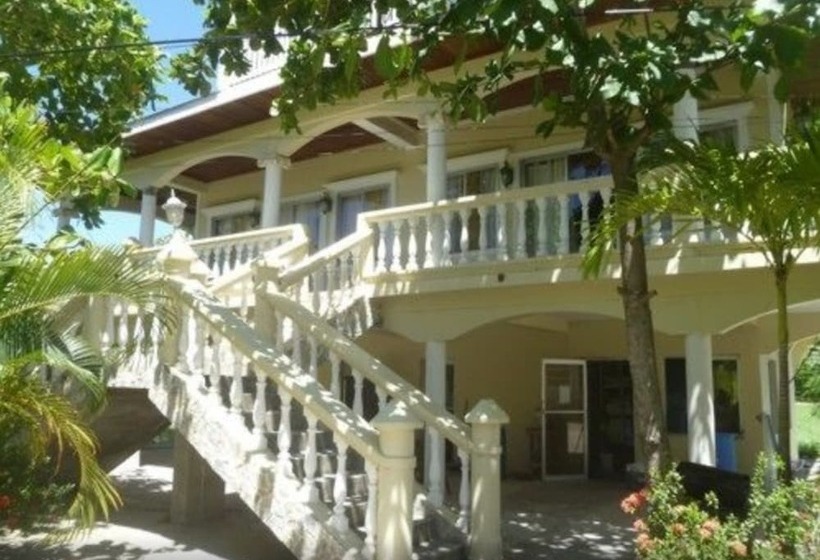 هتل Fosters West Bay Resort