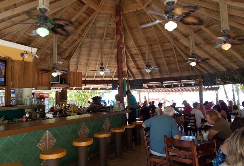 هتل Fosters West Bay Resort