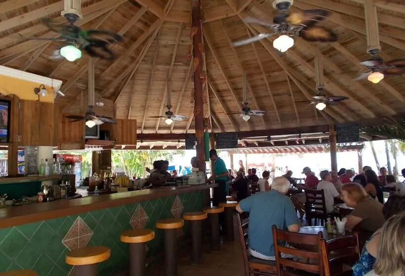 هتل Fosters West Bay Resort