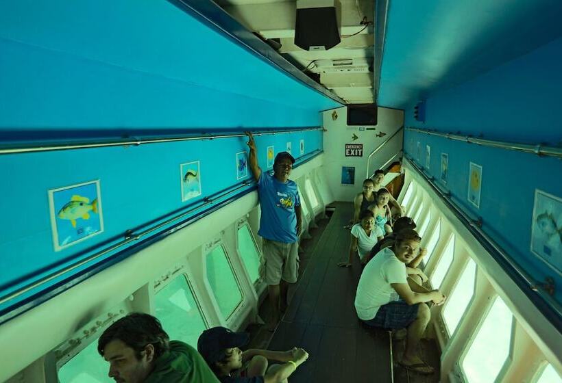 هتل Fosters West Bay Resort