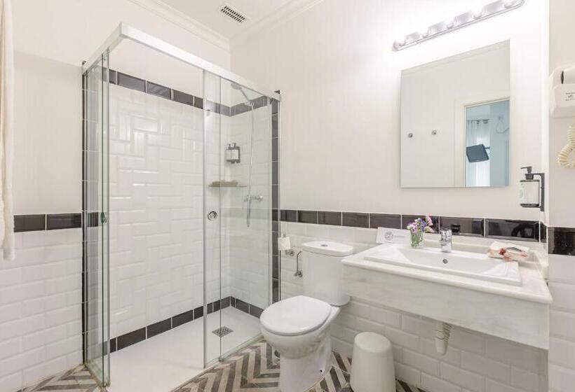 مسافرخانه Nüa Alameda