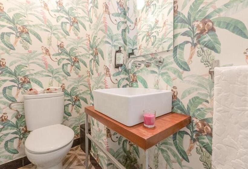 مسافرخانه Nüa Alameda