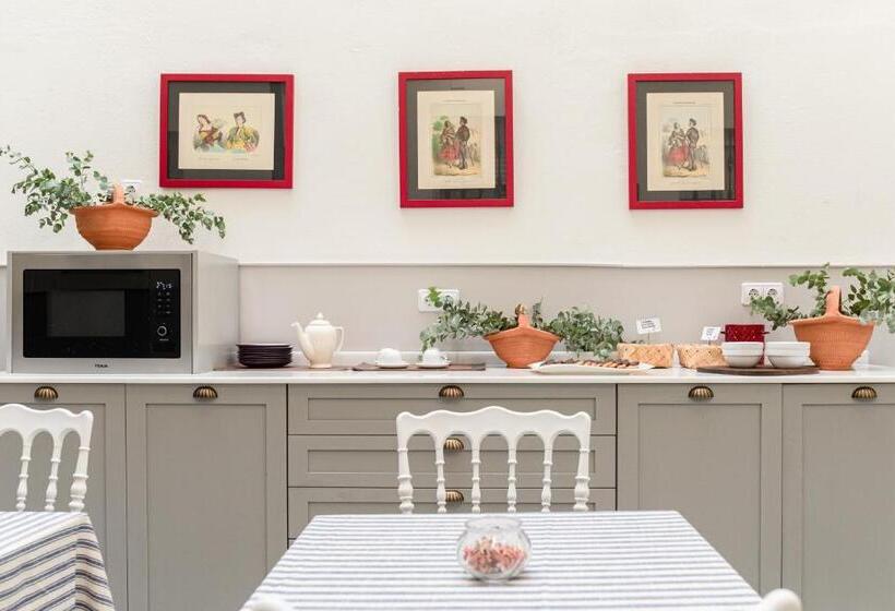 مسافرخانه Nüa Alameda