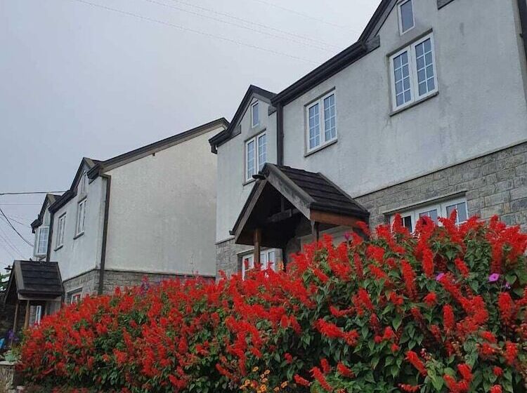 פנסיון Lakeside Cottages