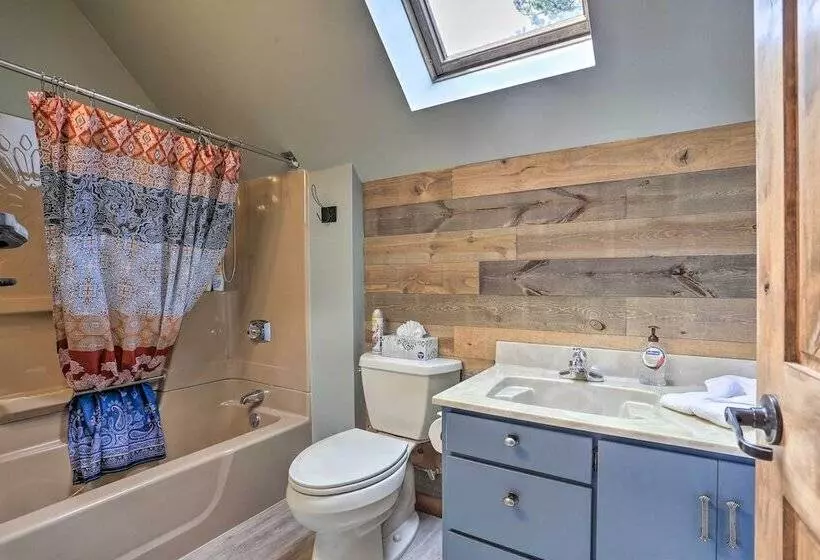 Black Hills Hideaway W/ Wraparound Deck & Hot Tub!