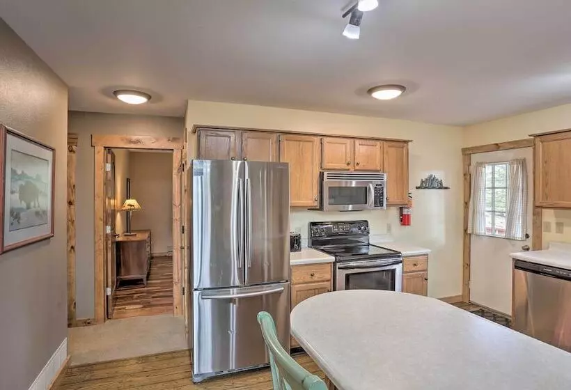 Black Hills Hideaway W/ Wraparound Deck & Hot Tub!