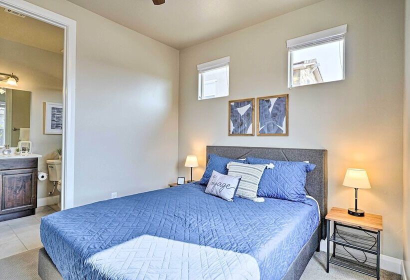 Community Pool & Private Hot Tub: Washington Home!