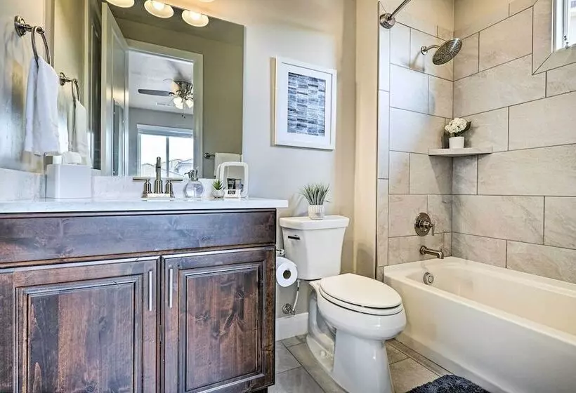 Community Pool & Private Hot Tub: Washington Home!