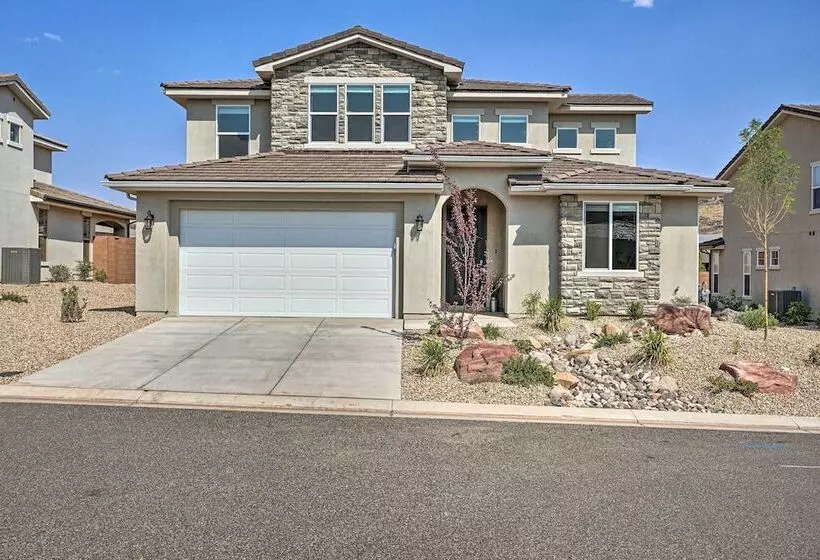 Community Pool & Private Hot Tub: Washington Home!