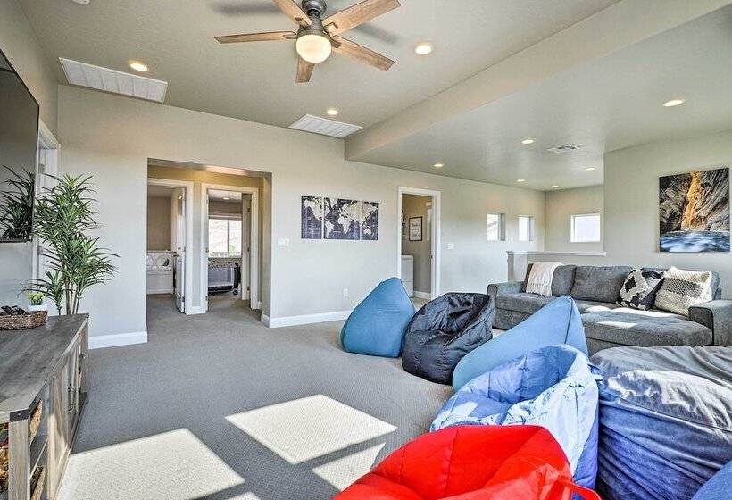 Community Pool & Private Hot Tub: Washington Home!