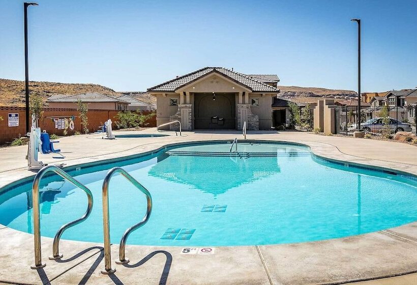 Community Pool & Private Hot Tub: Washington Home!