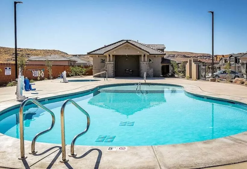 Community Pool & Private Hot Tub: Washington Home!