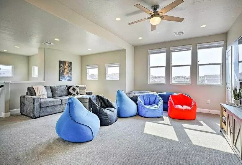 Community Pool & Private Hot Tub: Washington Home!