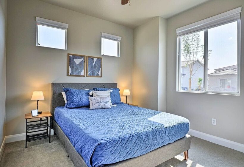 Community Pool & Private Hot Tub: Washington Home!