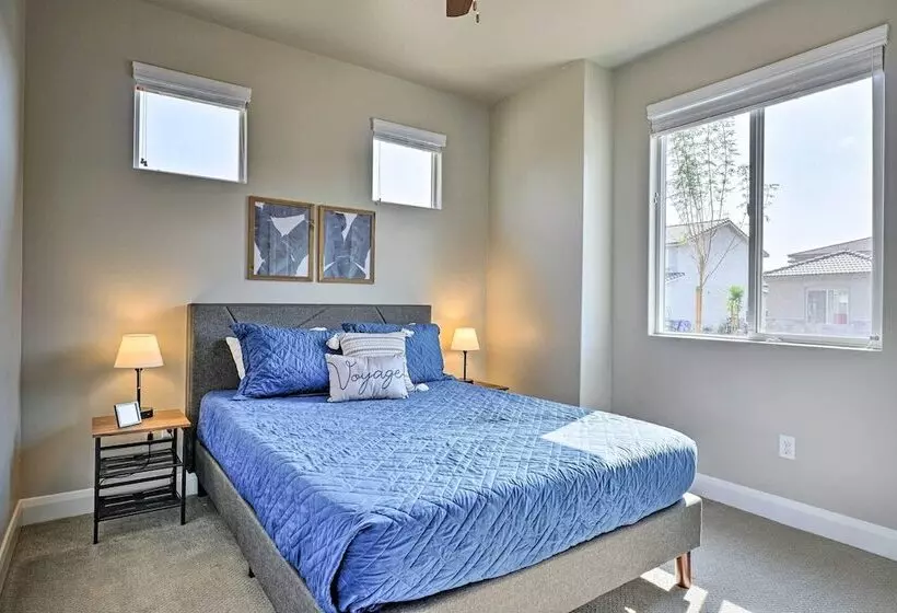 Community Pool & Private Hot Tub: Washington Home!