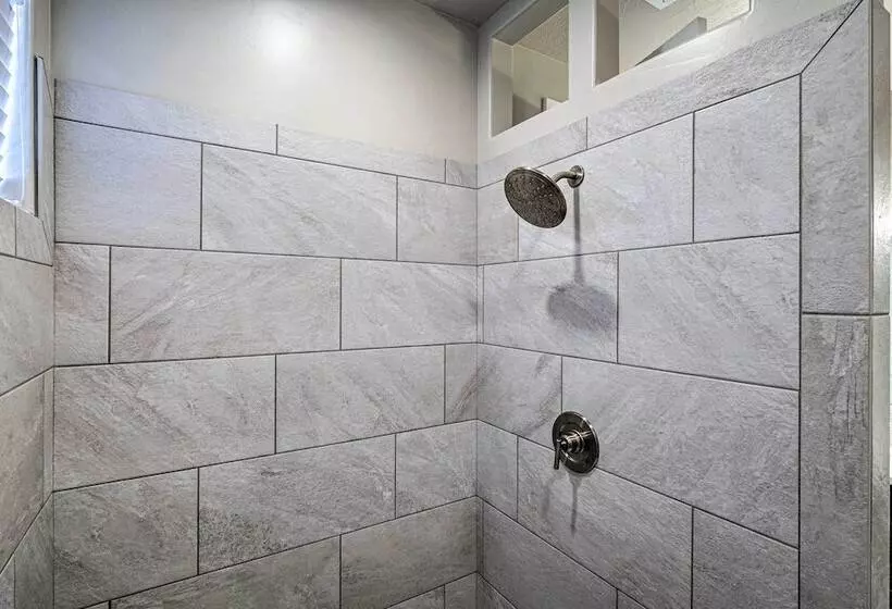 Community Pool & Private Hot Tub: Washington Home!