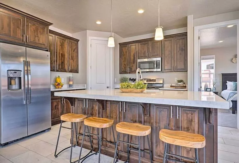 Community Pool & Private Hot Tub: Washington Home!