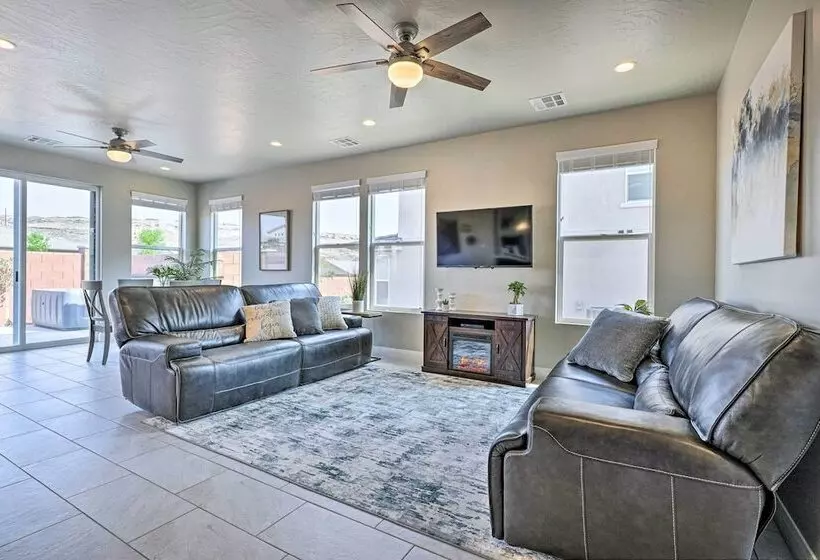 Community Pool & Private Hot Tub: Washington Home!