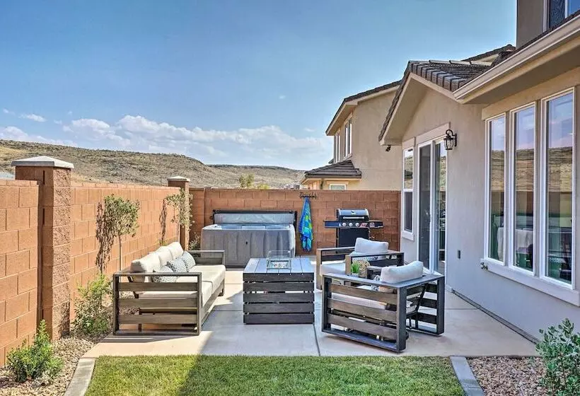 Community Pool & Private Hot Tub: Washington Home!