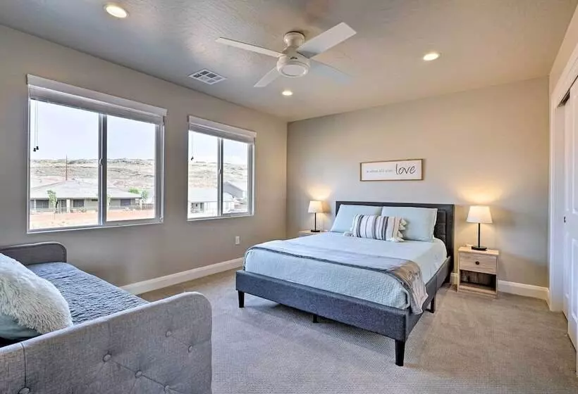 Community Pool & Private Hot Tub: Washington Home!