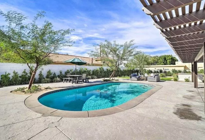 Brilliant Duplex   Walk To Downtown Palm Desert!