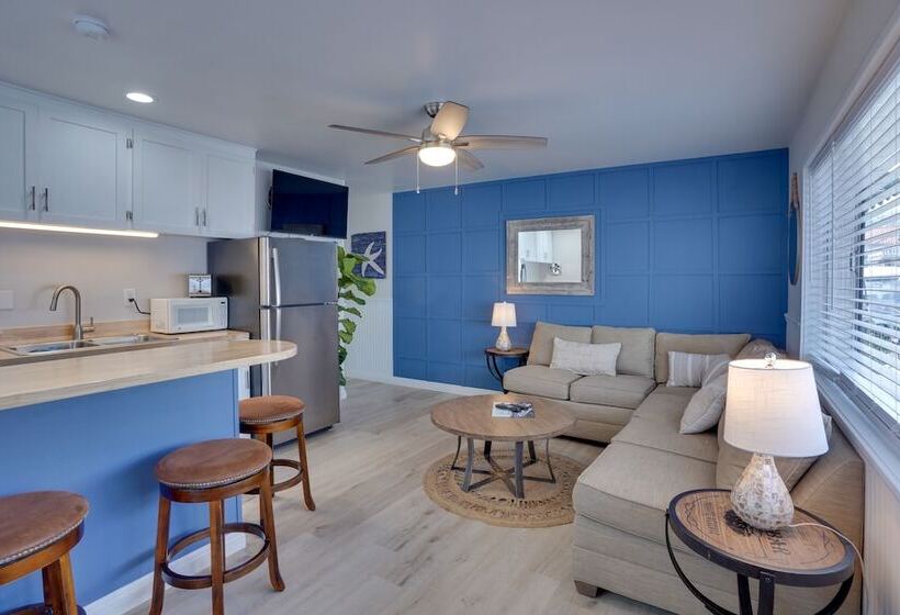 Catalina Island Duplex   Steps To Beach & Pier!