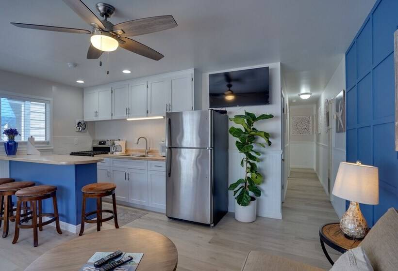 Catalina Island Duplex   Steps To Beach & Pier!