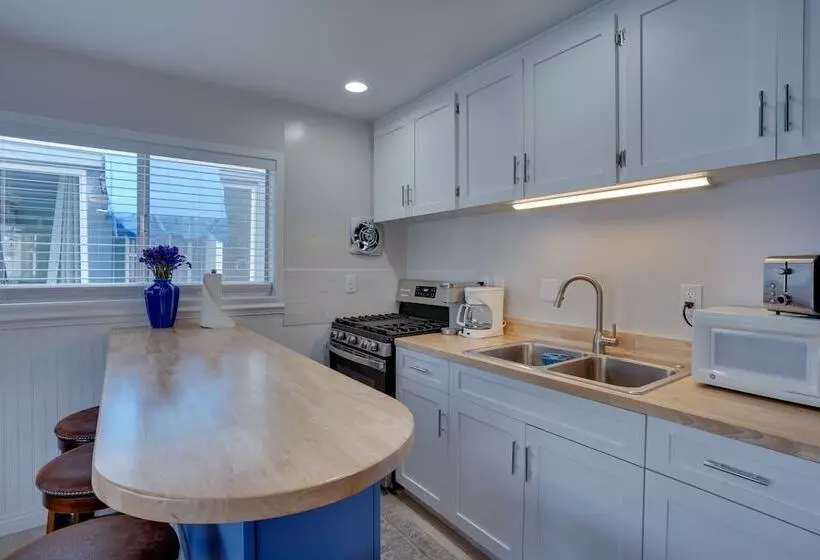 Catalina Island Duplex   Steps To Beach & Pier!