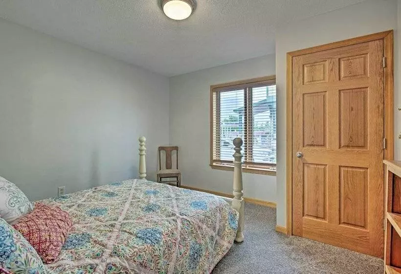 Cedar Home W/ Fire Pit & Grill ~3 Mi To Lakes