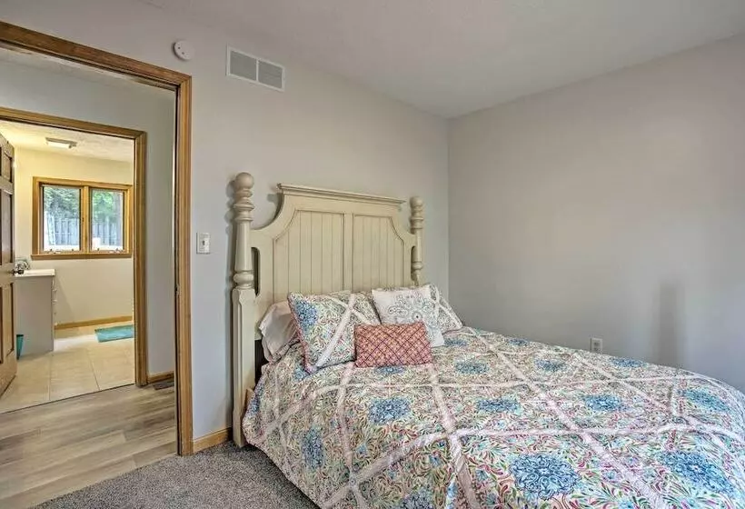 Cedar Home W/ Fire Pit & Grill ~3 Mi To Lakes