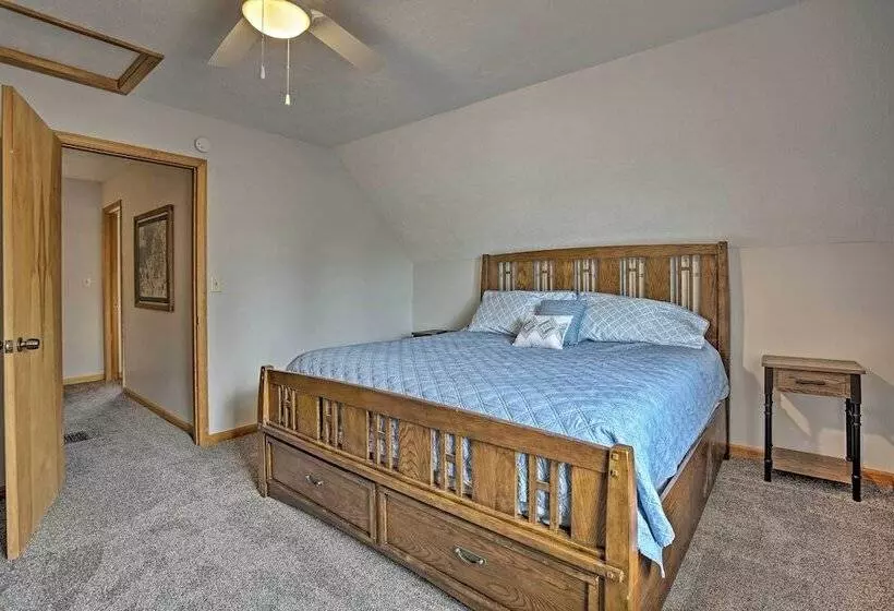 Cedar Home W/ Fire Pit & Grill ~3 Mi To Lakes