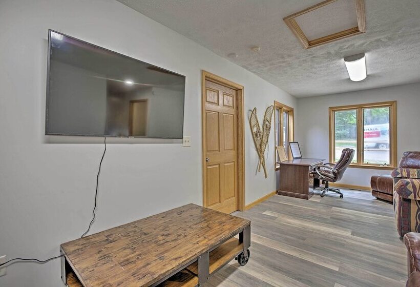 Cedar Home W/ Fire Pit & Grill ~3 Mi To Lakes