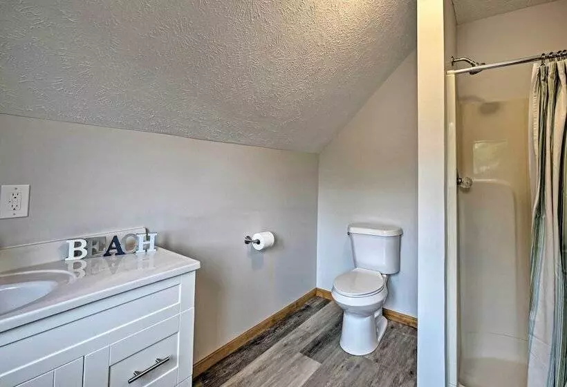 Cedar Home W/ Fire Pit & Grill ~3 Mi To Lakes