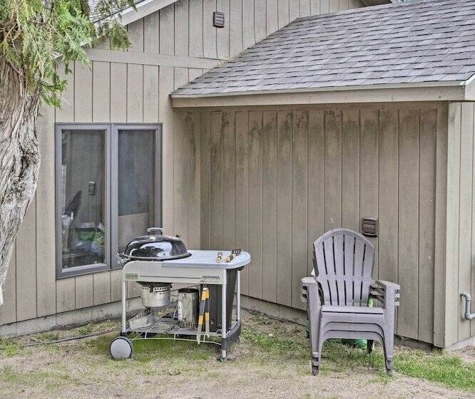 Cedar Home W/ Fire Pit & Grill ~3 Mi To Lakes