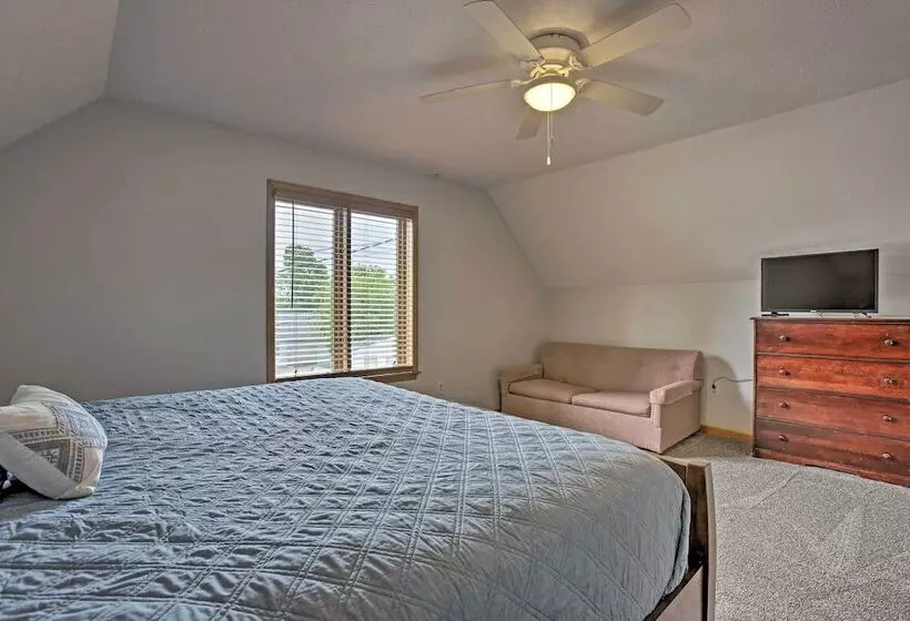 Cedar Home W/ Fire Pit & Grill ~3 Mi To Lakes