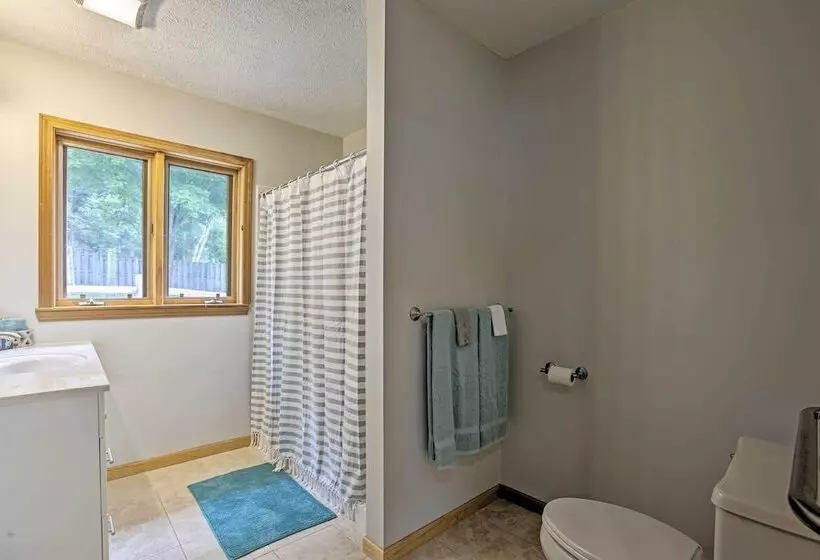 Cedar Home W/ Fire Pit & Grill ~3 Mi To Lakes