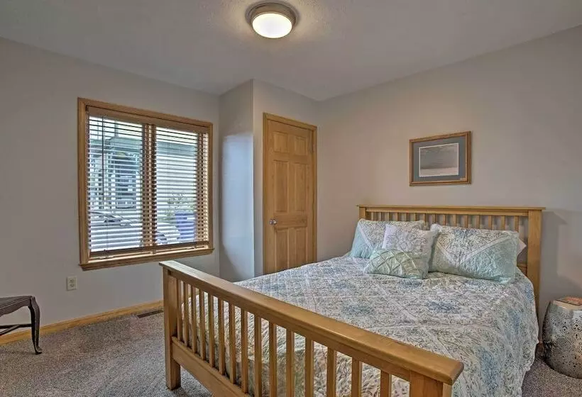 Cedar Home W/ Fire Pit & Grill ~3 Mi To Lakes